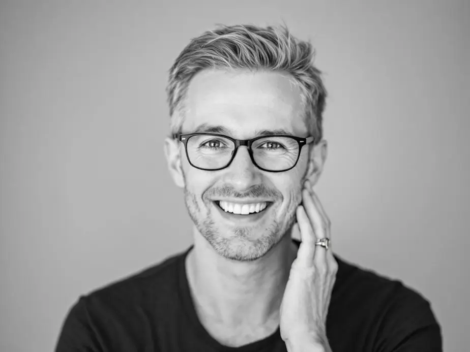 Ein Coach führt einen Workshop in einem modernen und hellen Büro durch.